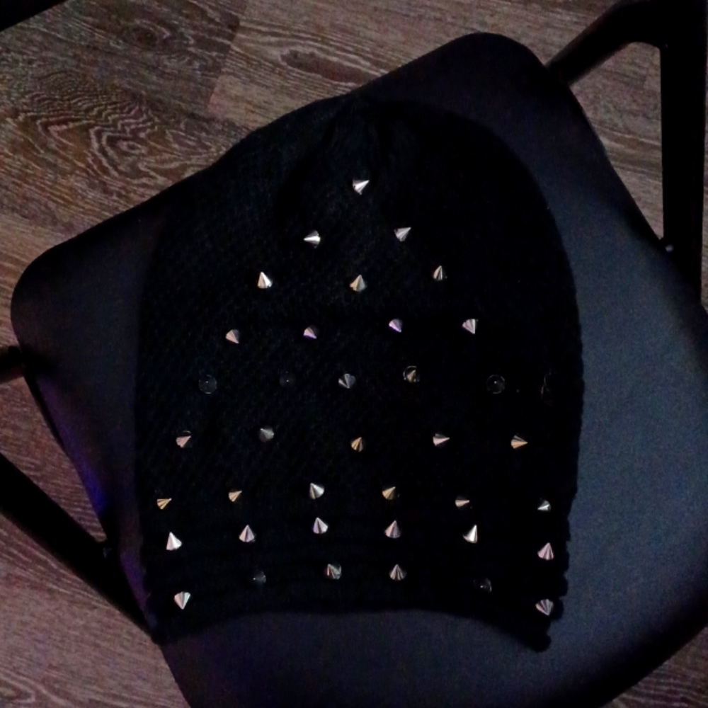Super cute studded knit cap😍😍